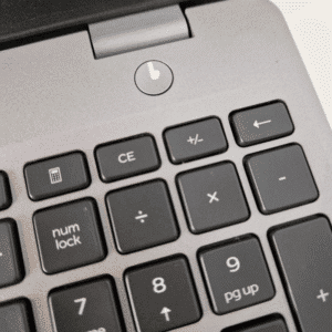 Dell Latitude 5511 | 15,6″ FHD | I7 | 24GB | 512GB SSD | Grade A - vist med lidt slid på tænd knap